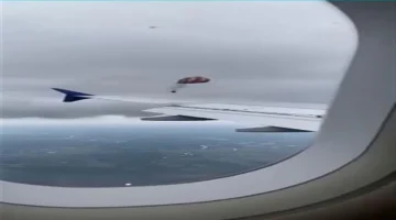 ضرب البرق منطاد هوائي في السماء يوثق لحظة تحول رحلة هادئة إلى كارثة جوية 1